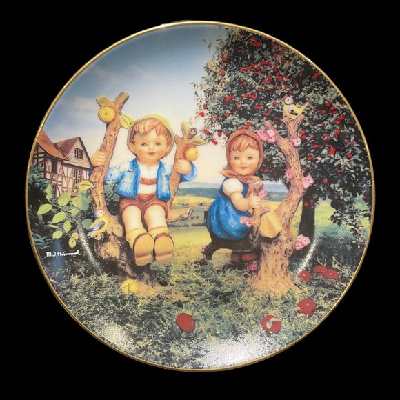 Vintage MJ Hummel Collector Plate with Gold Rim "Apple Tree Boy and Girl" - Picture 1 of 3